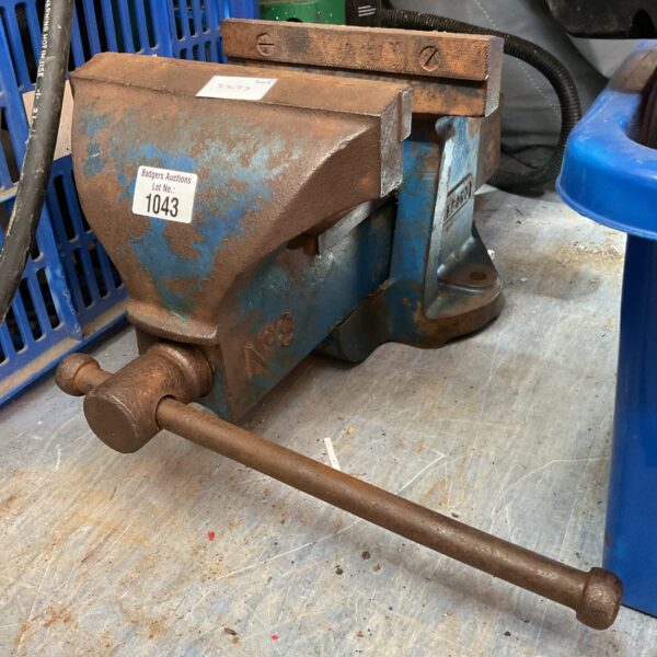 Vintage Record No 8 bench vice, a heavy-duty workshop tool.