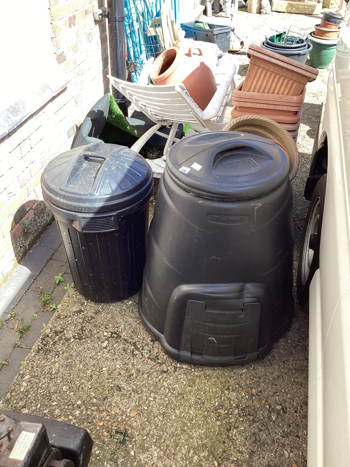 1188 Compost bin and dust bin
