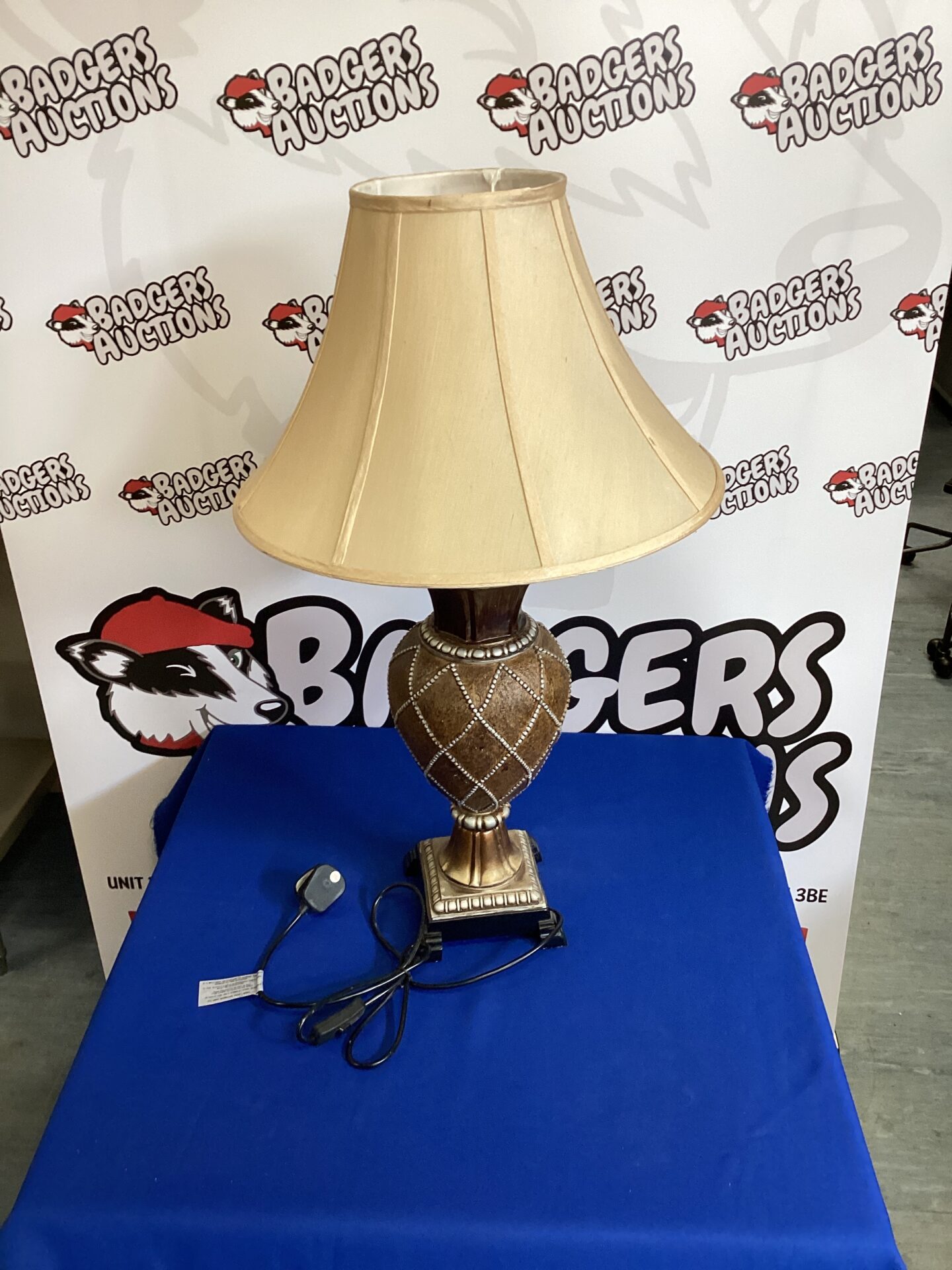 661 Large lamp with shade