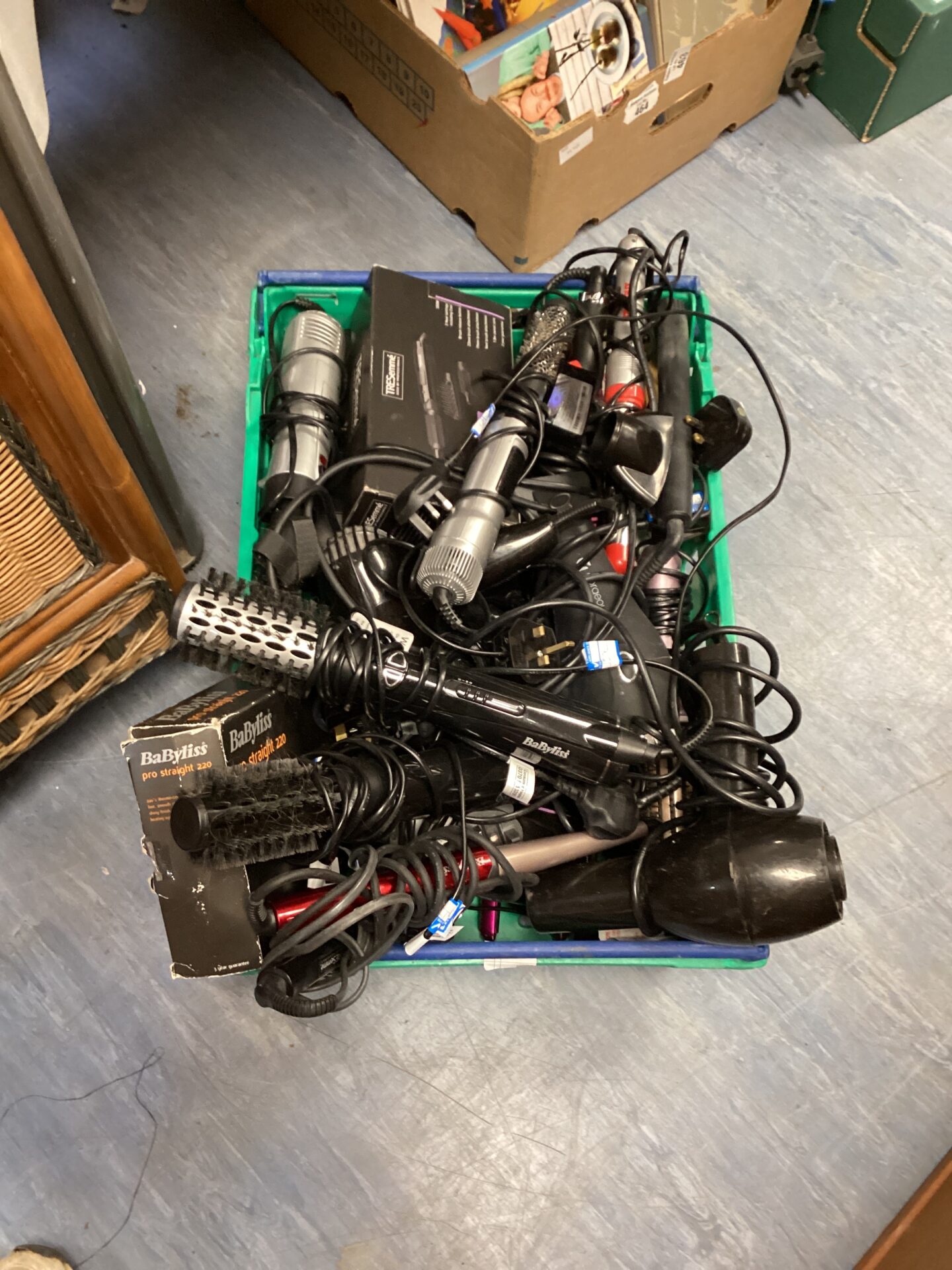 464 Box of mixed hair care equipment
