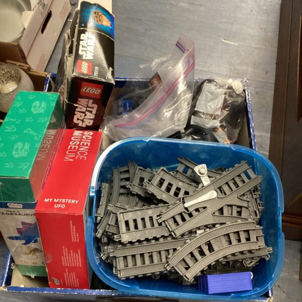 Mixed lot of Lego Star Wars toys and track pieces.