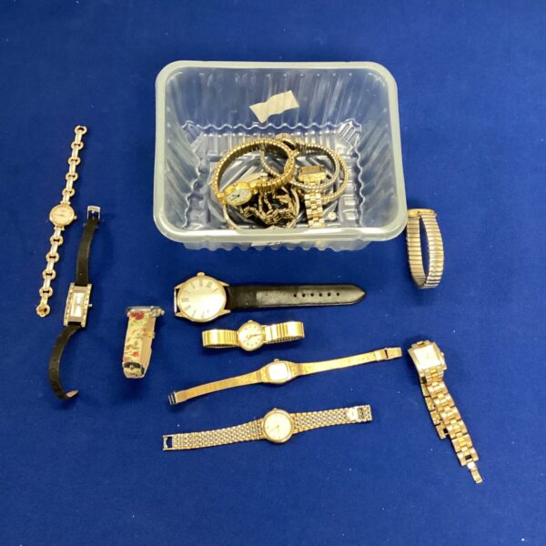 Mixed lot of vintage and modern wrist watches for collectors.