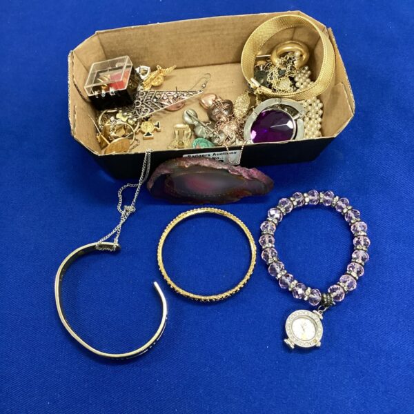 Assorted costume jewellery lot with necklaces, bracelets and earrings.