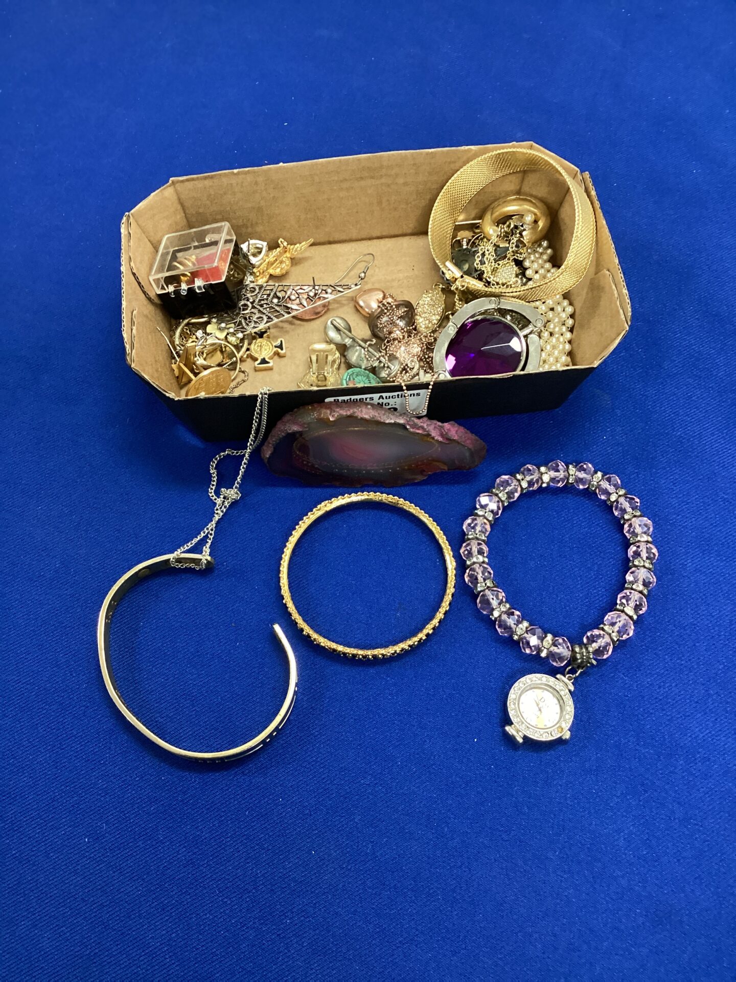 802 Tub of costume jewellery