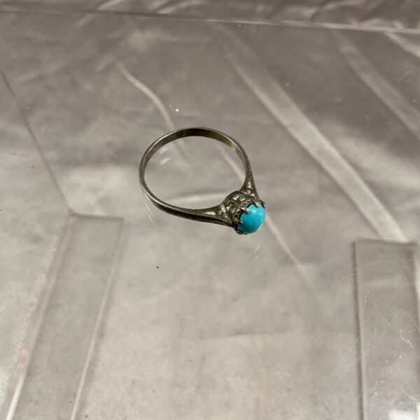 Hallmarked silver ring with turquoise stone, size R.