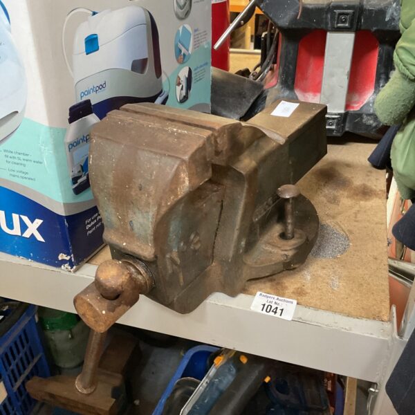 Vintage Record No.3 bench vice for metalworking and workshop use.