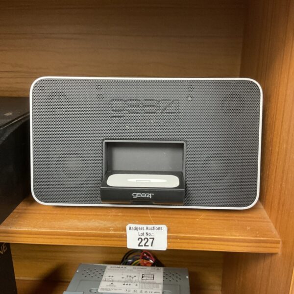 Black Gear4 iPod dock speaker system, vintage audio equipment.