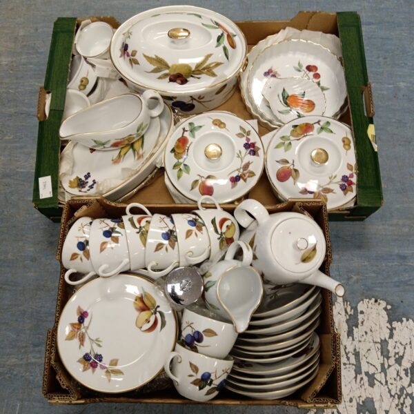 Large Royal Worcester Evesham dinner service set with fruit pattern.