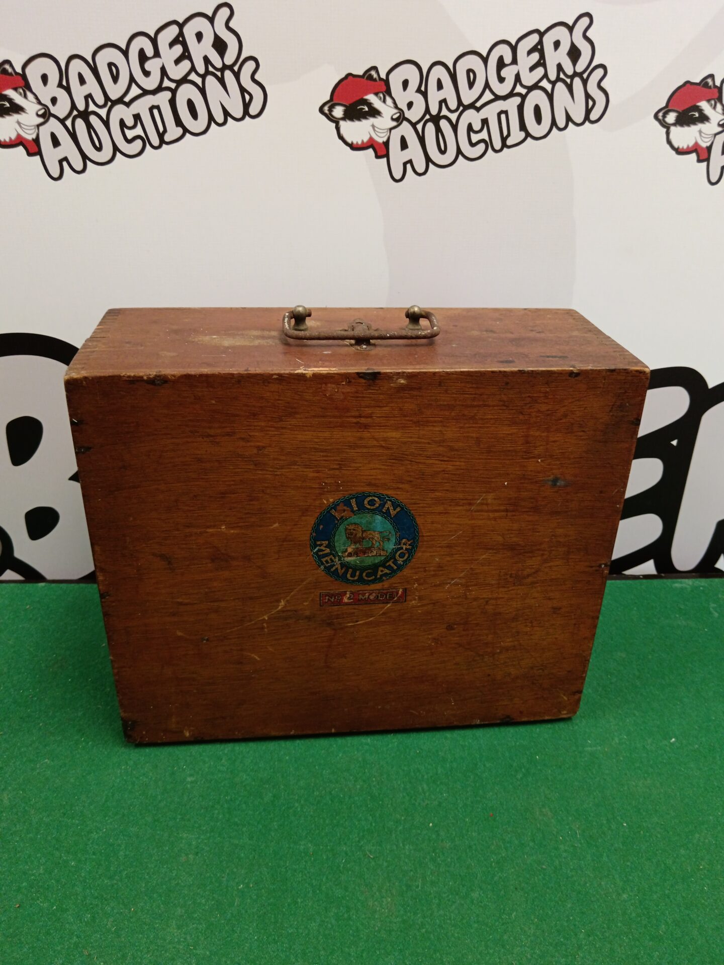 731 Vintage lion menucator duplicator kit in wooden case
