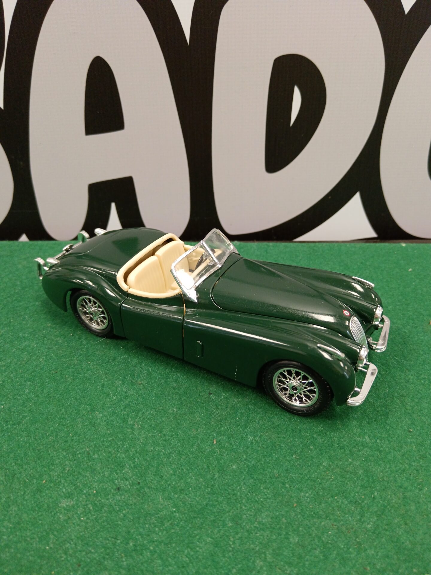 816 Burago diecast jaguar xk 120