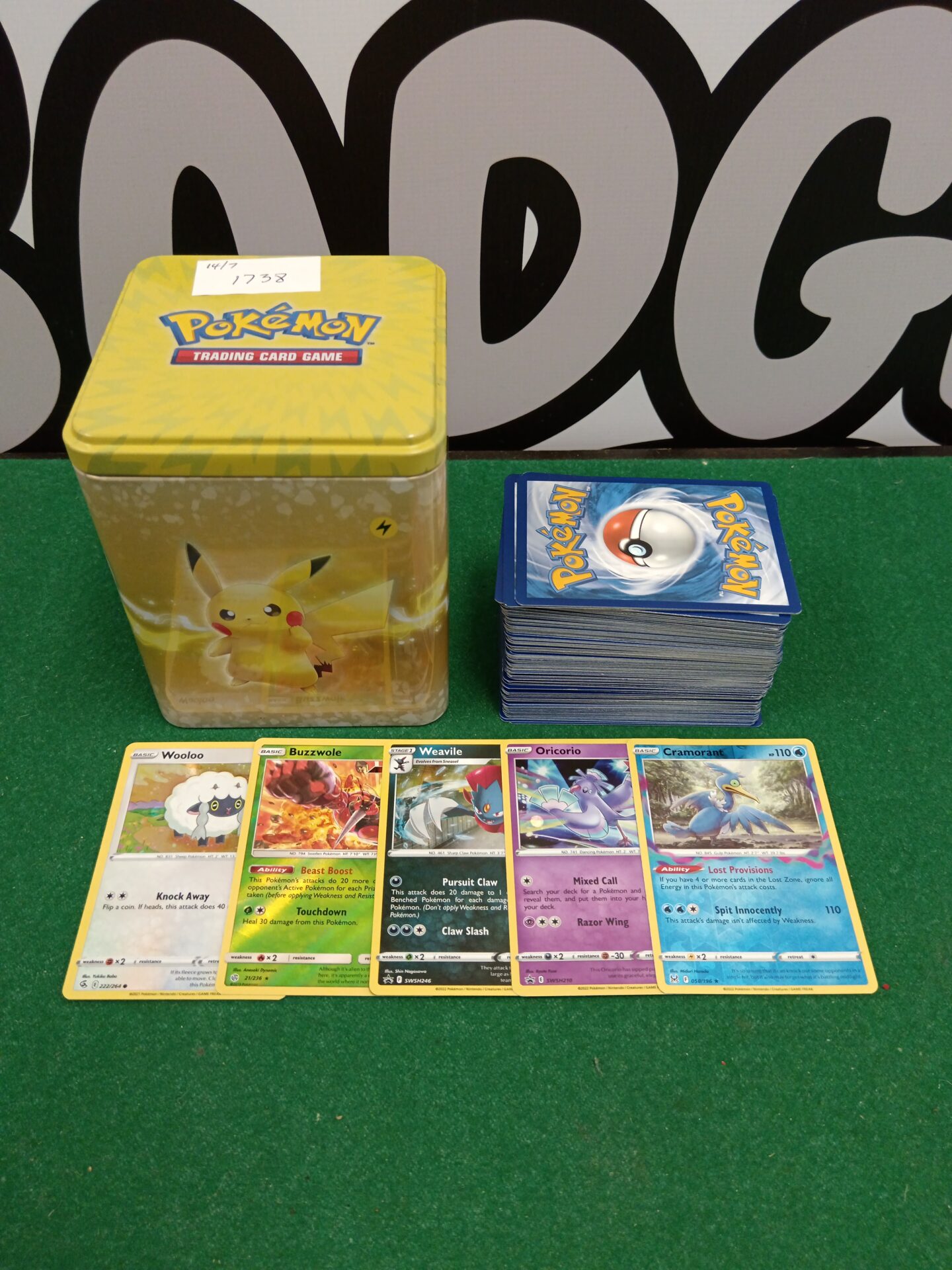 818 Tin of Pokémon cards including holos
