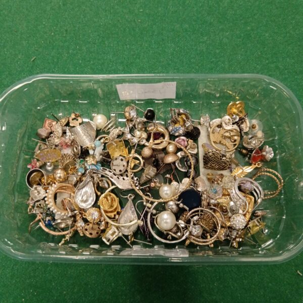 Tray of vintage costume jewellery including brooches and earrings.