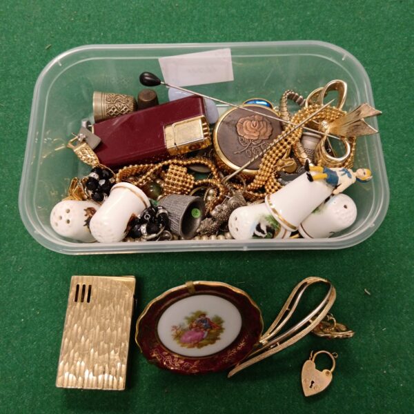 Mixed jewellery, thimbles and lighters in a vintage collectibles lot.