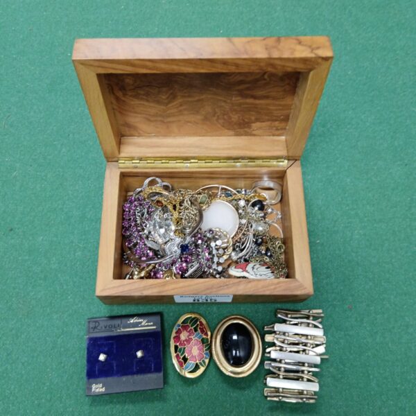 Mixed jewellery lot in a wooden box, vintage costume jewellery.