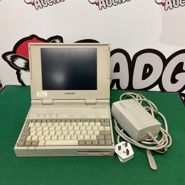 Vintage Samsung Notemaster 386S/20 laptop with charger.