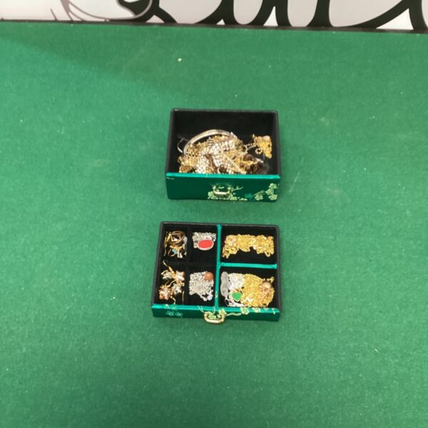 Assorted vintage costume jewellery in a box.