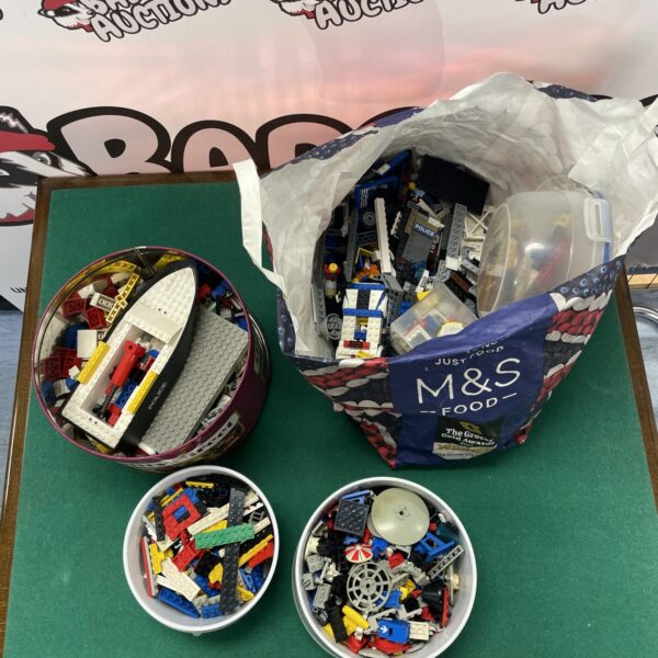 Mixed lot of assorted Lego pieces including police bricks.