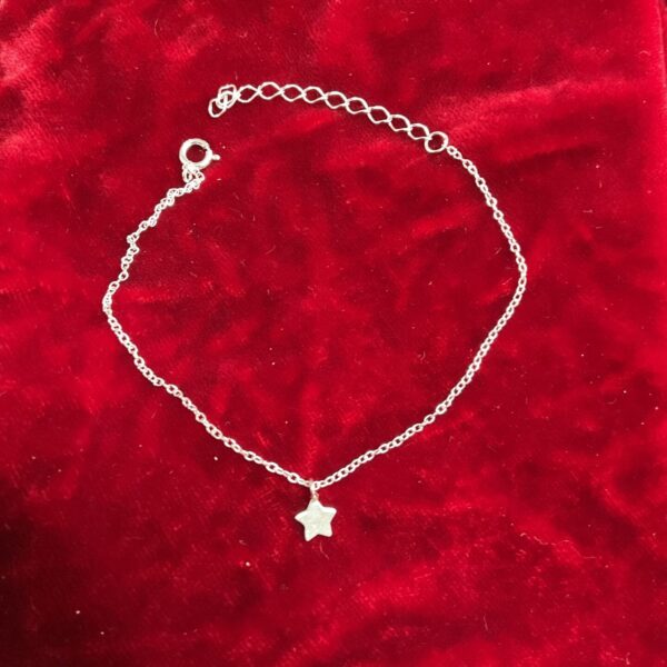 Elegant 925 silver bracelet with a star pendant.