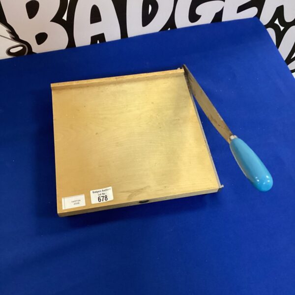 Vintage A4 paper cutter with wooden base and metal handle.