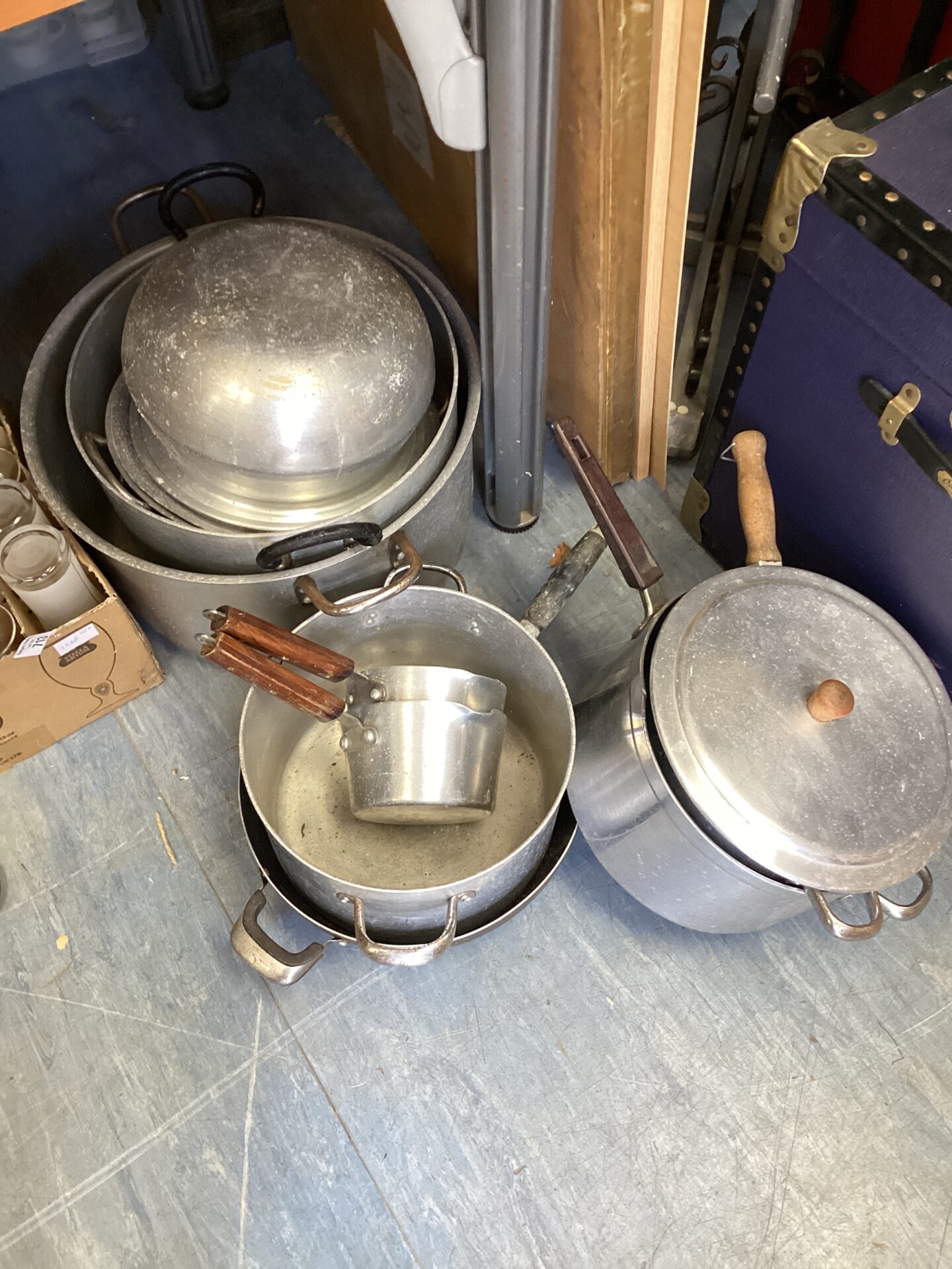 712 Quantity of catering cooking pans