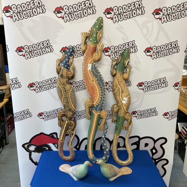 Three decorative wooden lizards & two pigeons
