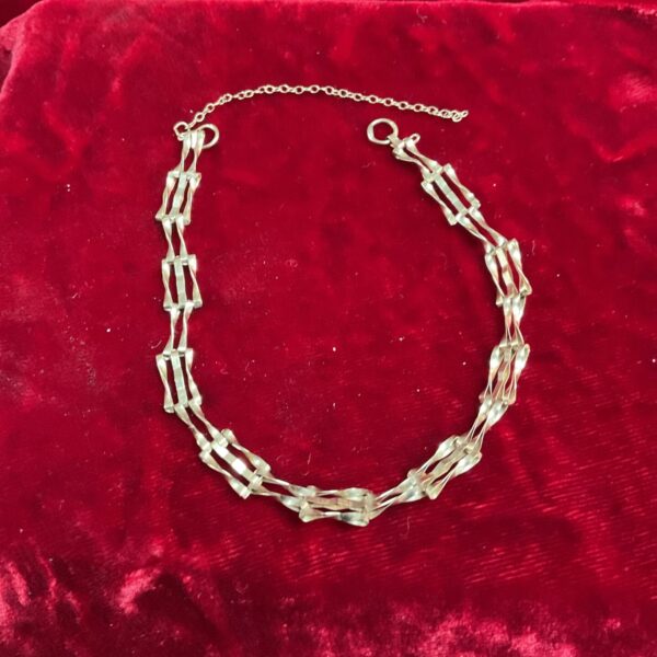 Vintage 9ct gold gate bracelet with three bar links.