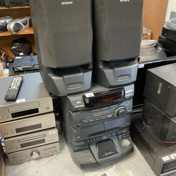 Black Sony LBT-XB20 HiFi system with speakers and CD player.