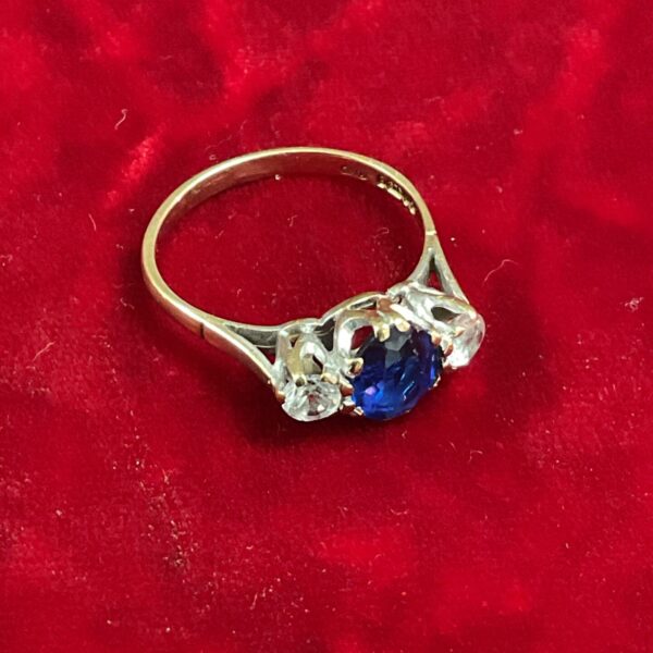 9ct gold ring with blue and white gemstones, size P.