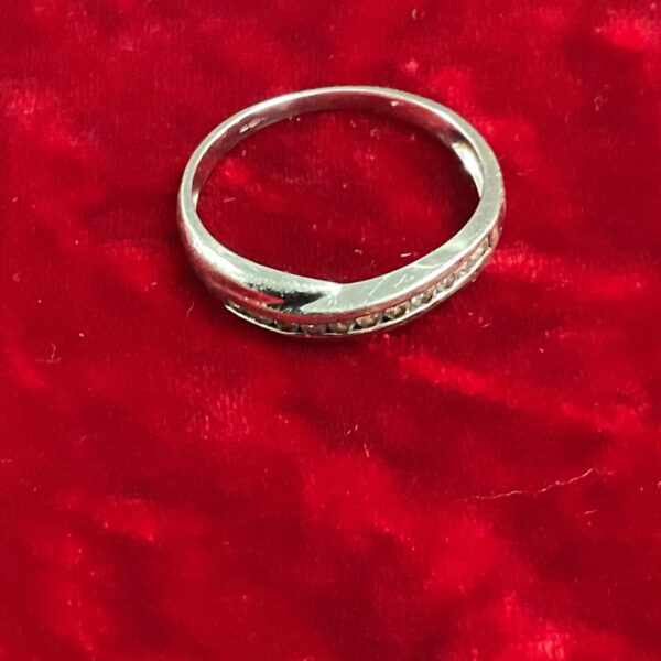 Sparkling 9ct white gold diamond ring, size T.