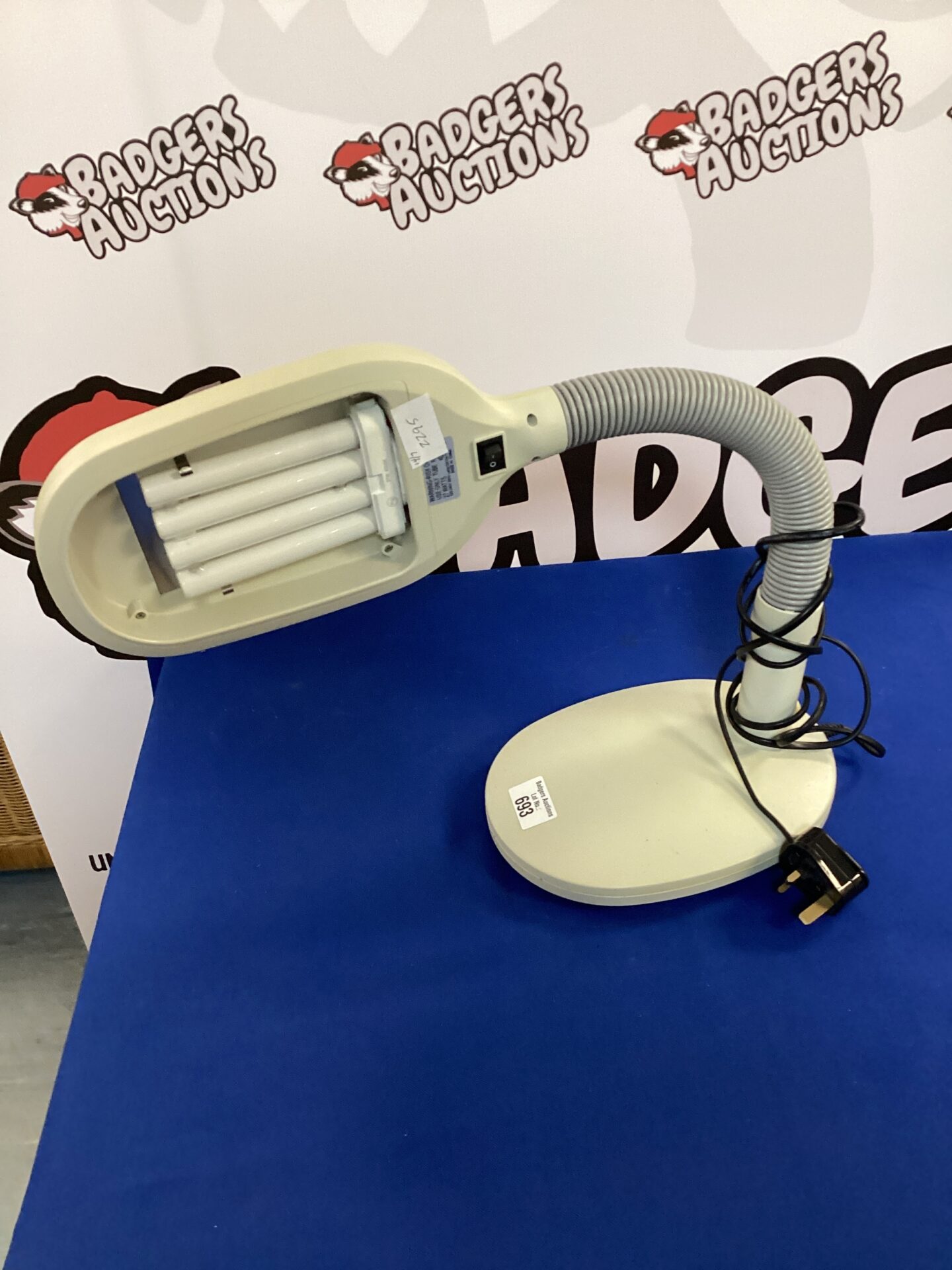 586 Flexible daylight desk lamp