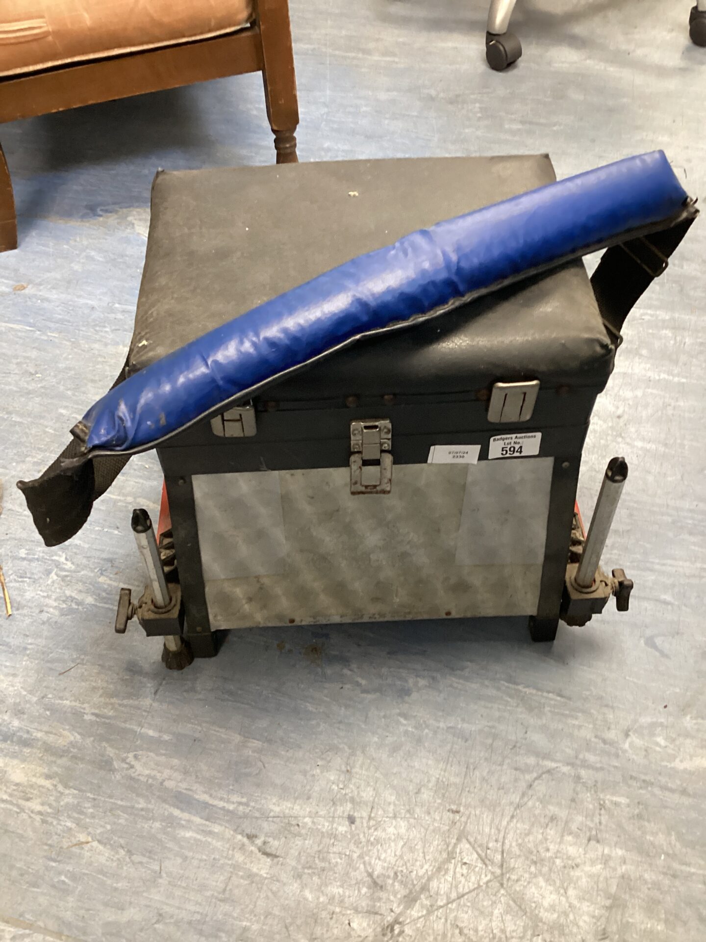 590 Seated fishing tackle box