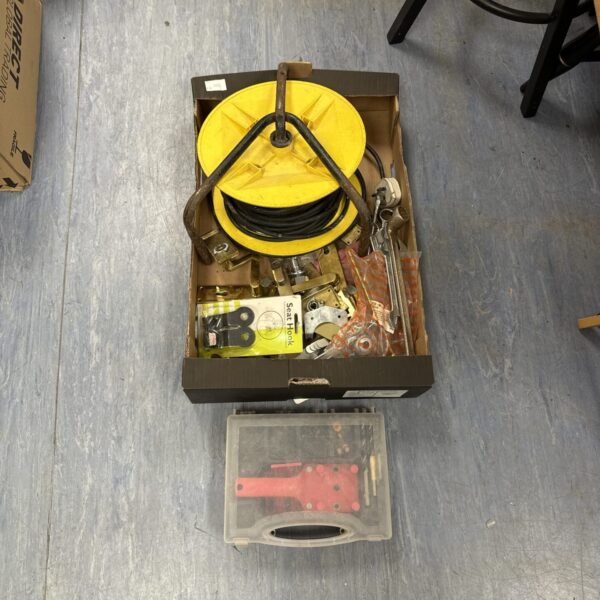 Mixed lot of shed clearance tools and hardware.