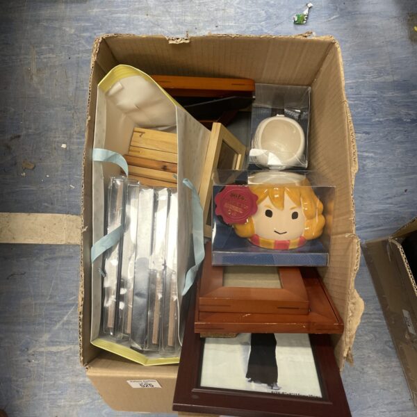 Mixed lot of picture frames and character mugs for collectors.