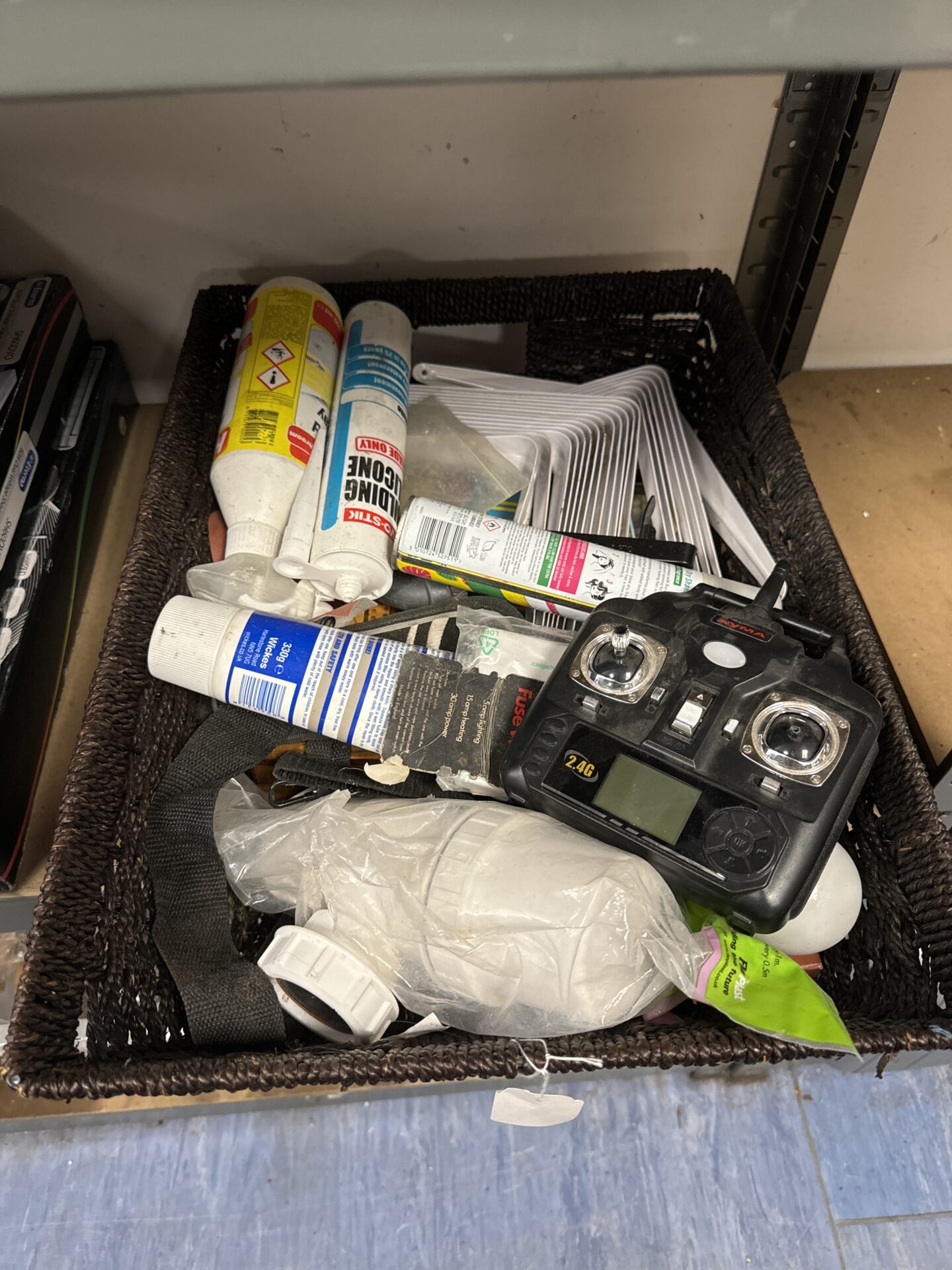 1027 Tray of mixed shed clearance items