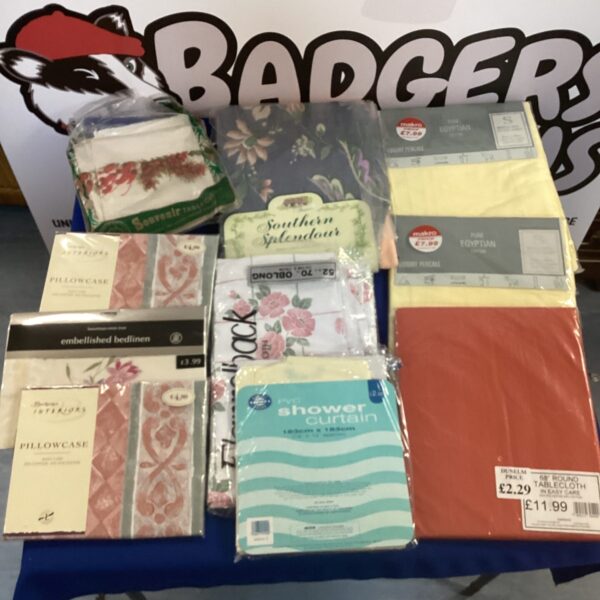 Mixed lot of patterned bed linen and a tablecloth.