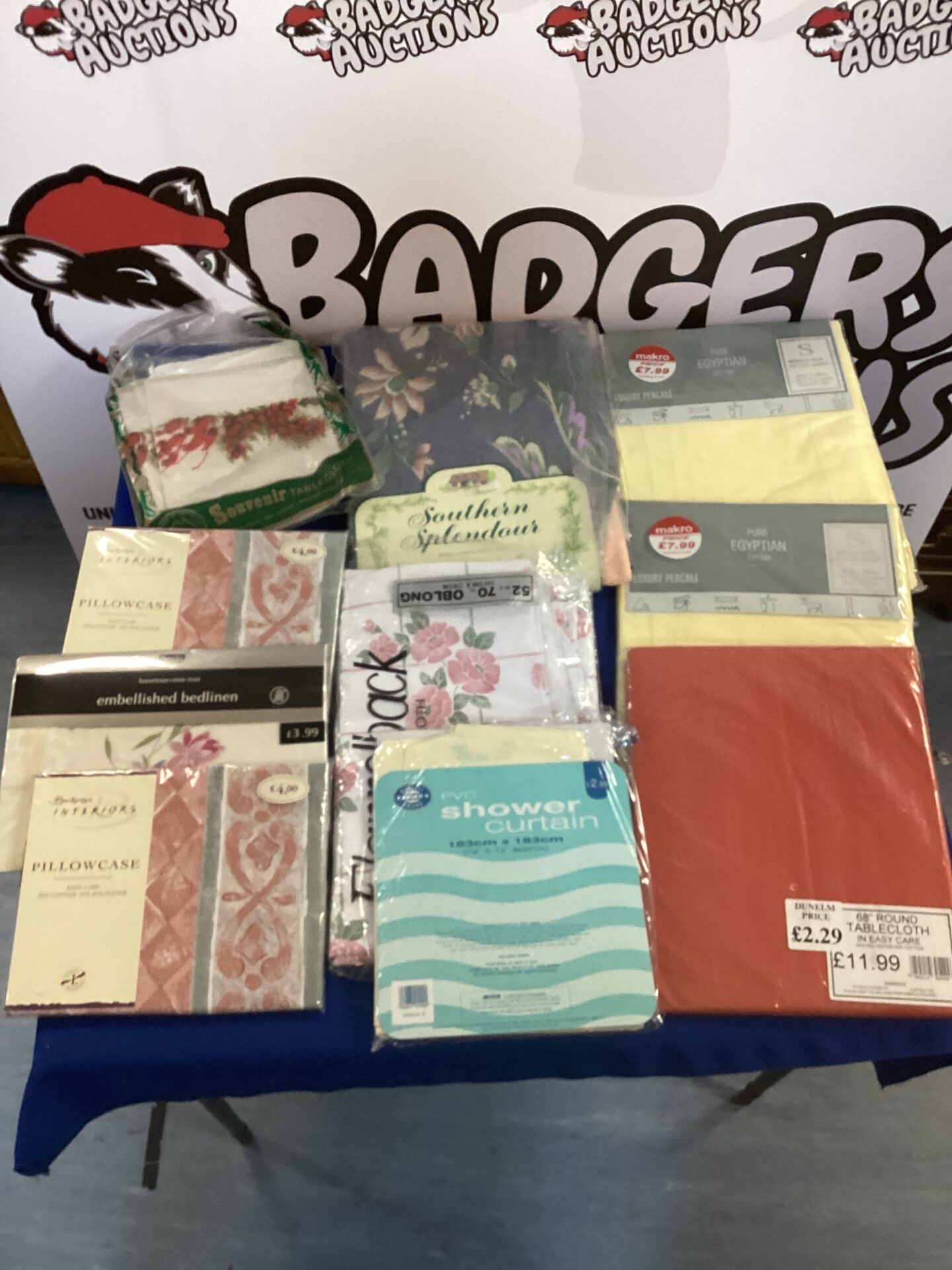 566 Box of mixed bed linen, table cloth & pillow cases