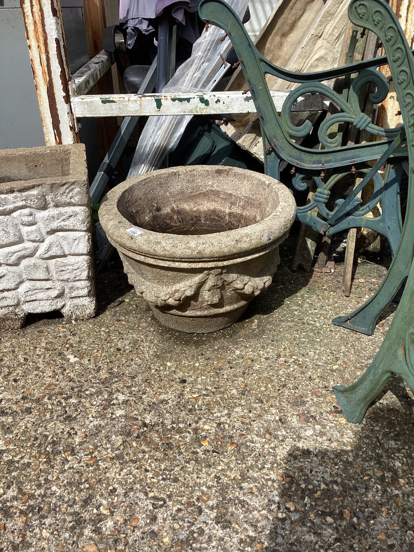 1184 Large garden stone effect pot