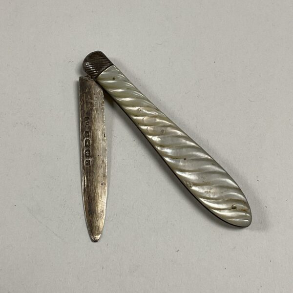 Antique Georgian silver penknife with mother of pearl handle.