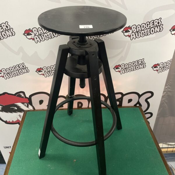 Dark wood adjustable height stool with swivel function.