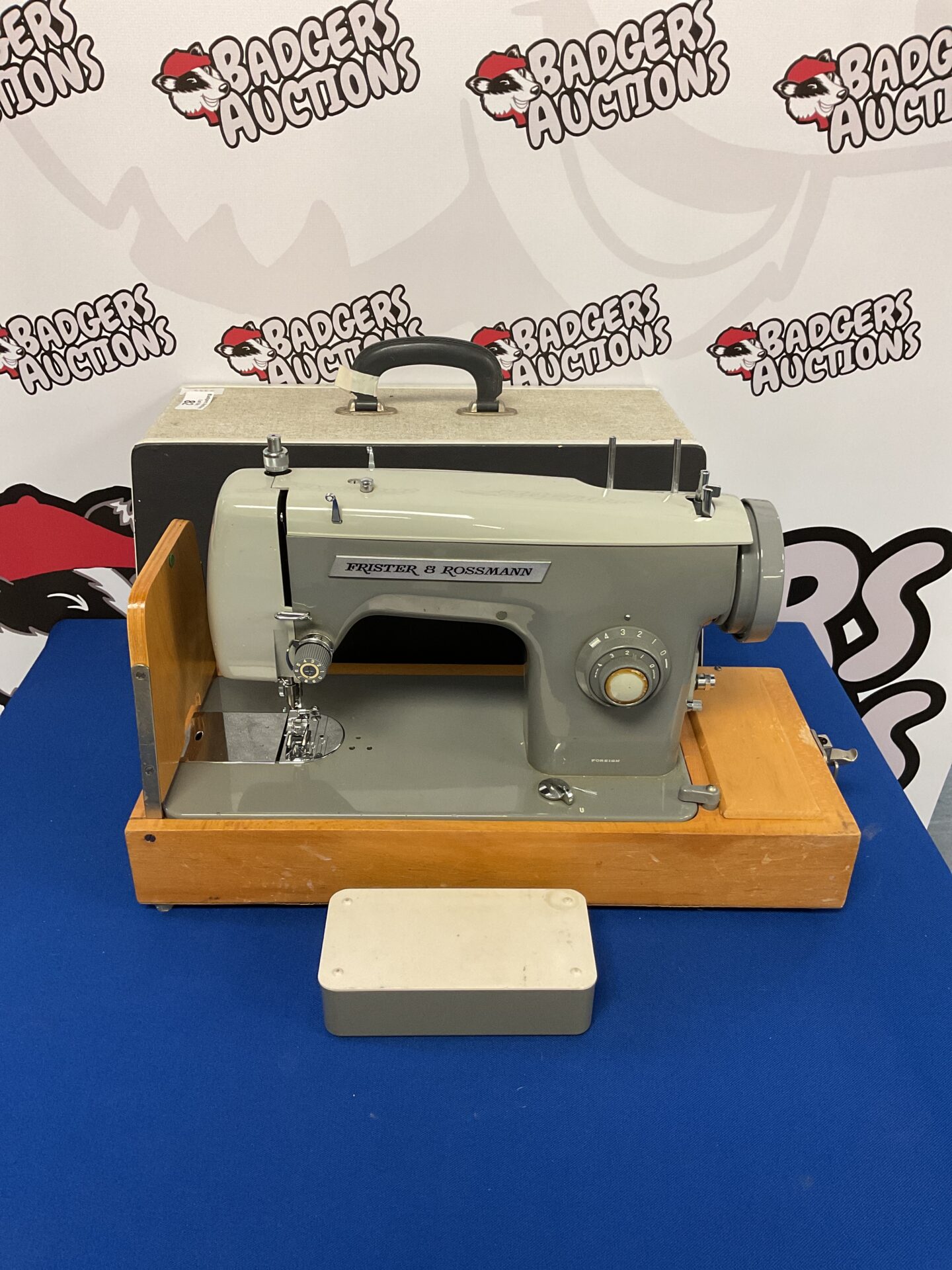082 Frister & rossman electric sewing machine