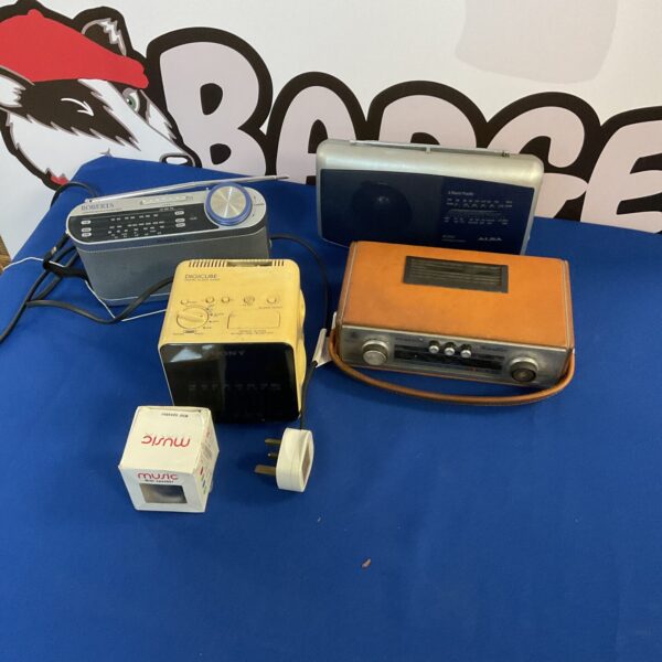 Vintage Roberts RM12 portable transistor radio in good condition.