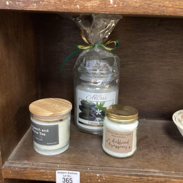 Scented candle lot featuring Bergamot and White Tea fragrance.