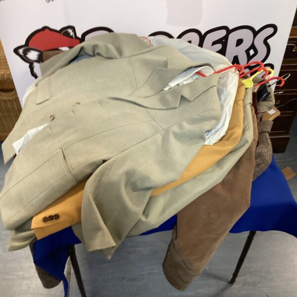 Assorted men's suits and jackets in a mixed lot for collectors.