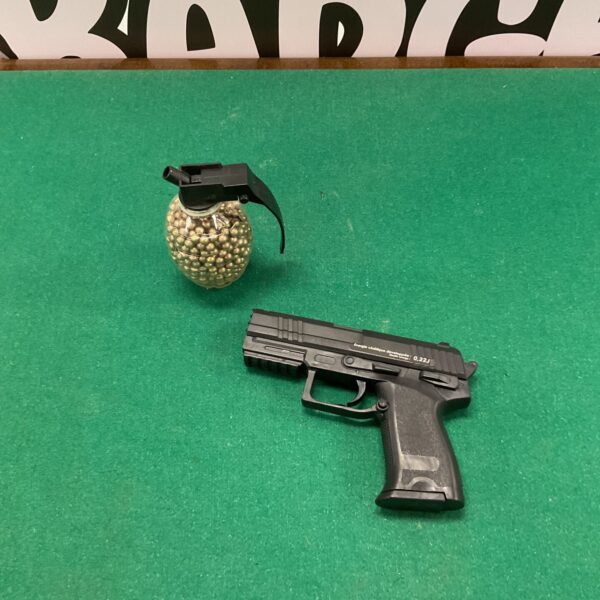 Energie cinitique airsoft pistol and BB grenade set for collectors.