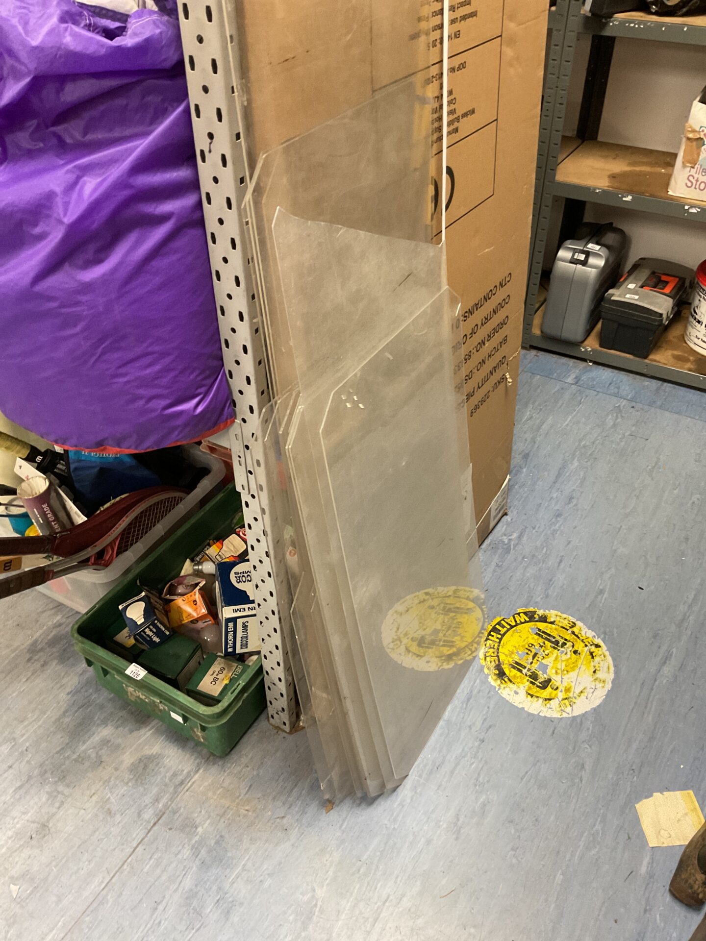1101 Lot of various sized perspex sheets