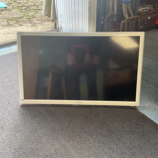 Used Samsung 32 inch flatscreen television for home entertainment.