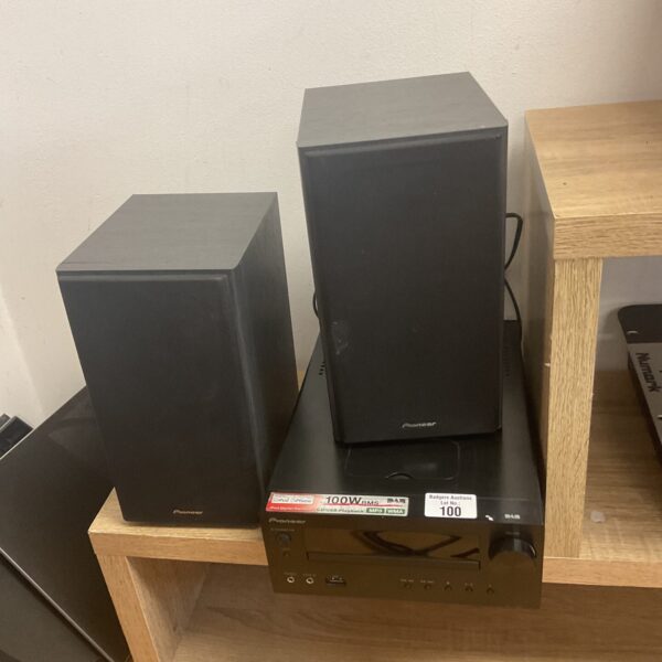 Vintage Pioneer hi-fi system receiver and speakers in used condition.