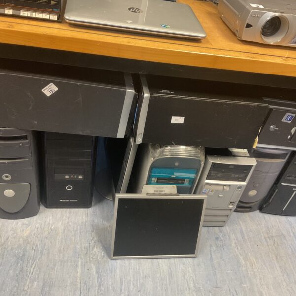 Lot of desktop computers with Samsung screens for parts or repair.