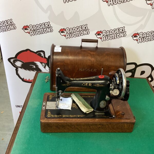 Vintage 1918 Singer 99 sewing machine in wooden case.
