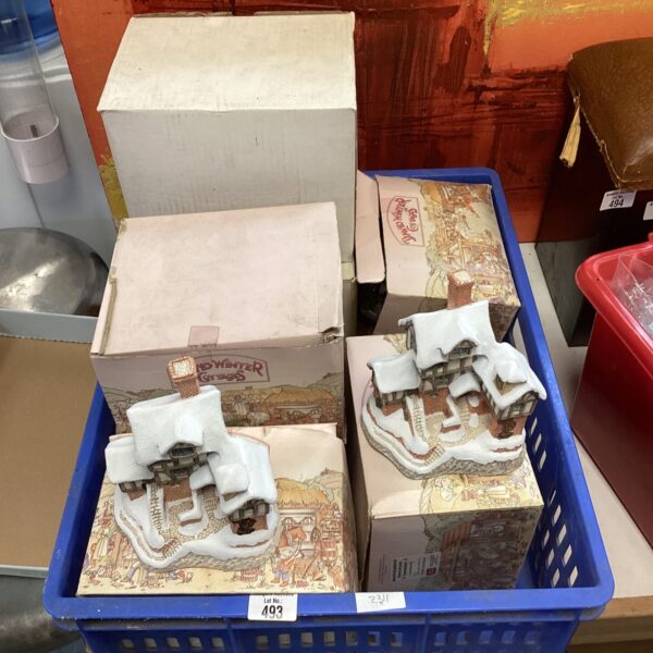 Tray of detailed David Winter cottages for collectors.